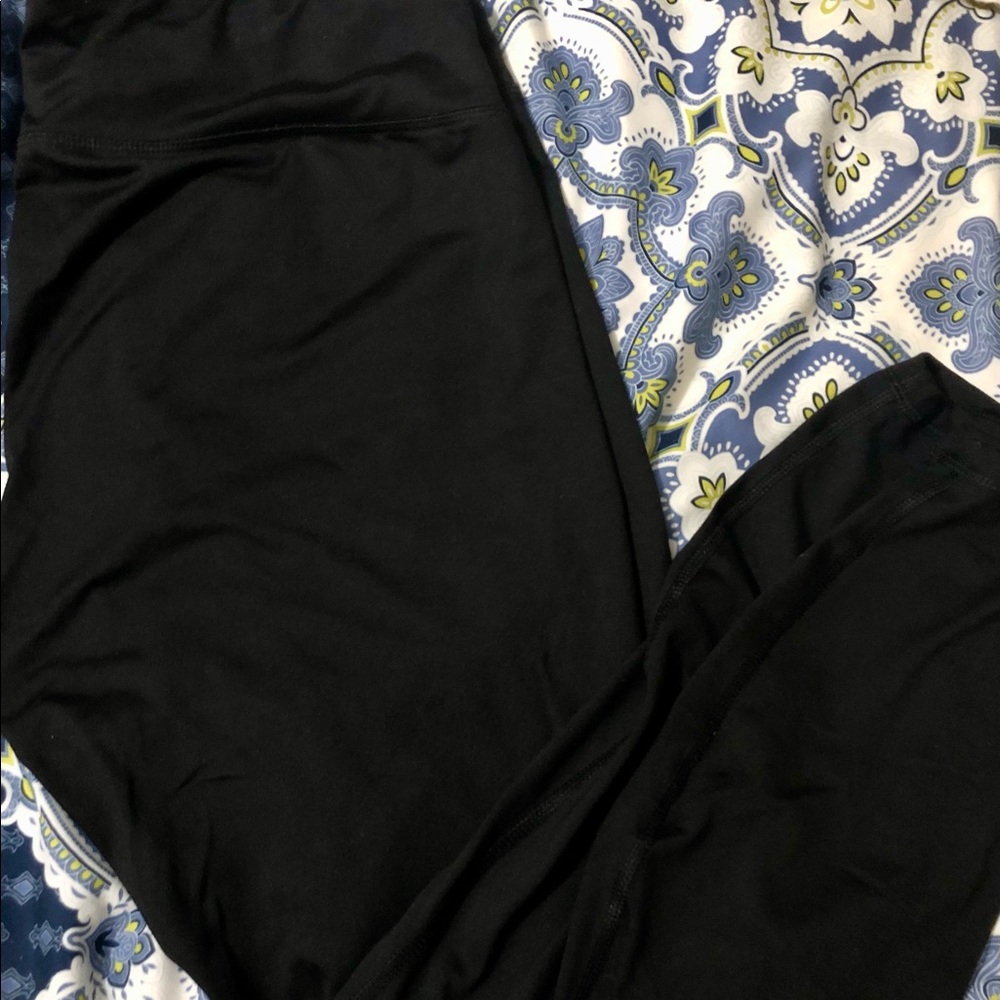 Black cropped leggings